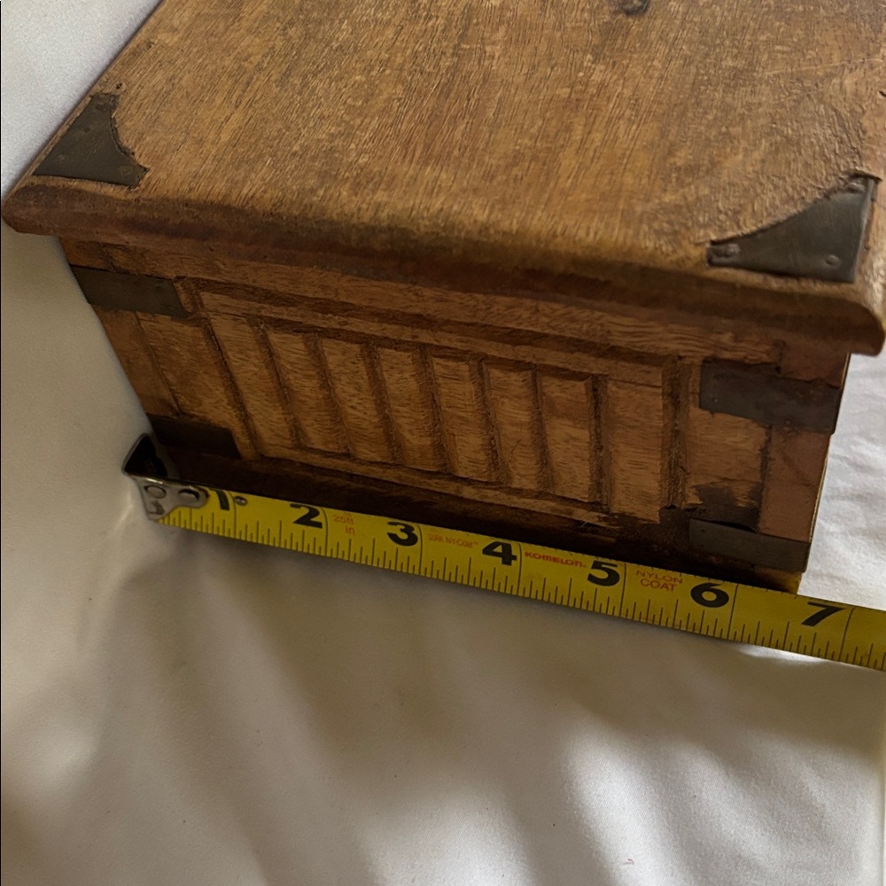 VINTAGE COLLECTIBLE HANDMADE SOLID WOODEN JEWELRY KEEPSAKE BOX - Picture 15 of 16